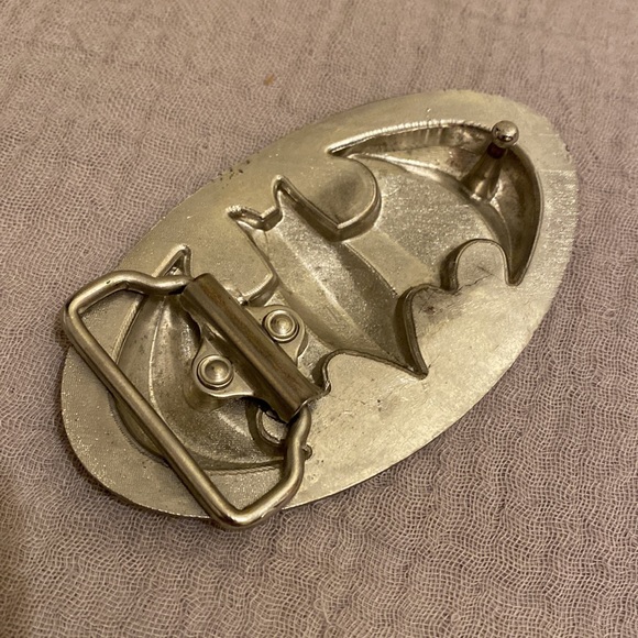 BATMAN Silver and Black Bat Emblem Belt Buckle - Picture 2 of 4